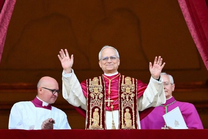 The Pope plays tennis
