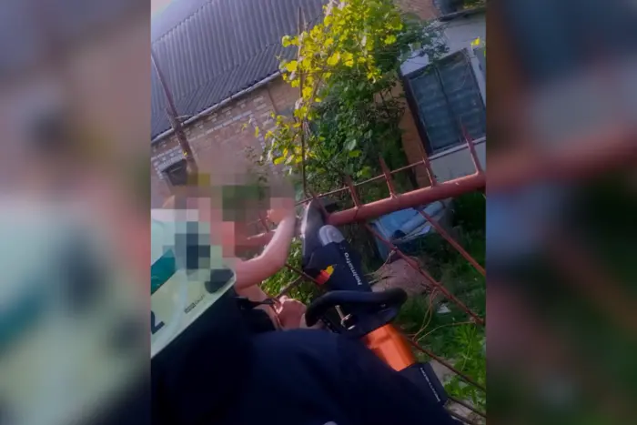 In Winnyzja befreiten Retter einen Jungen, der in einem Metallzaun stecken geblieben war