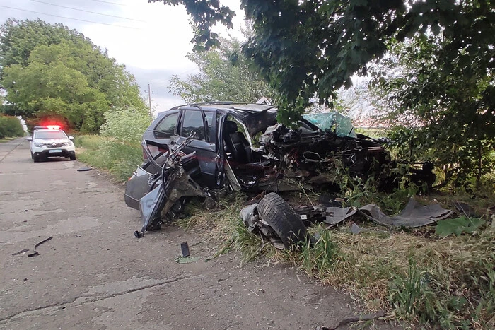 In Odesa region, a driver in a BMW crashed into a tree and killed his passenger