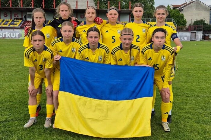 Дівчата збірна України святкують перемогу в серії пенальті