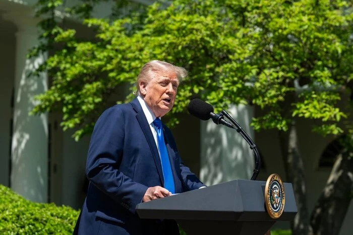 Трамп в костюме Папы Римского