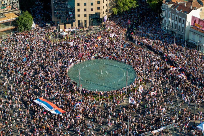 Serbię znowu ogarnęły protesty przeciwko władzy Vucicia