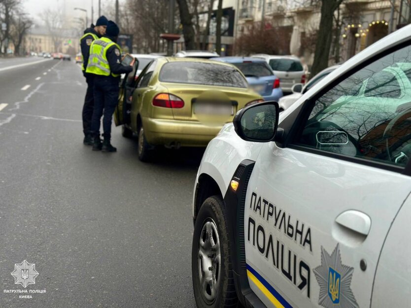 Водіям пояснили, коли можна не показувати поліції військовий квиток
