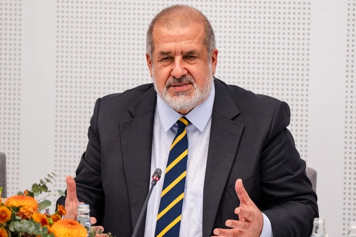 Image of Chubarov addressing the Crimeans
