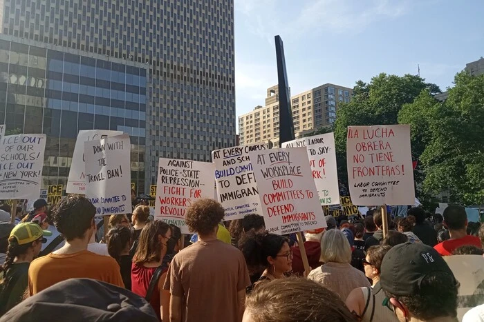 Gubernator Florydy pozwolił kierowcom na przejeżdżanie przez protestujących