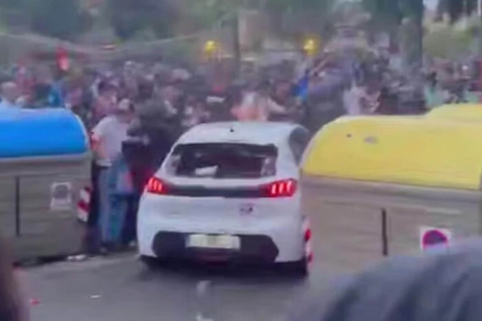 В Барселоне автомобиль врезался в толпу болельщиков перед матчем: есть пострадавшие
