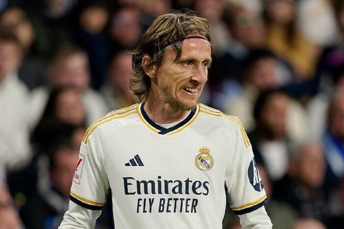 Lunin bids a touching farewell to legendary Modric, who leaves Real