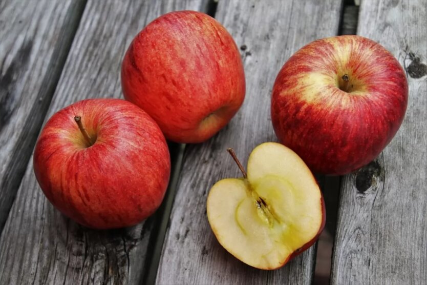 Apples are now more expensive than bananas and oranges: prices for the favorite fruit in June shocked Ukrainians