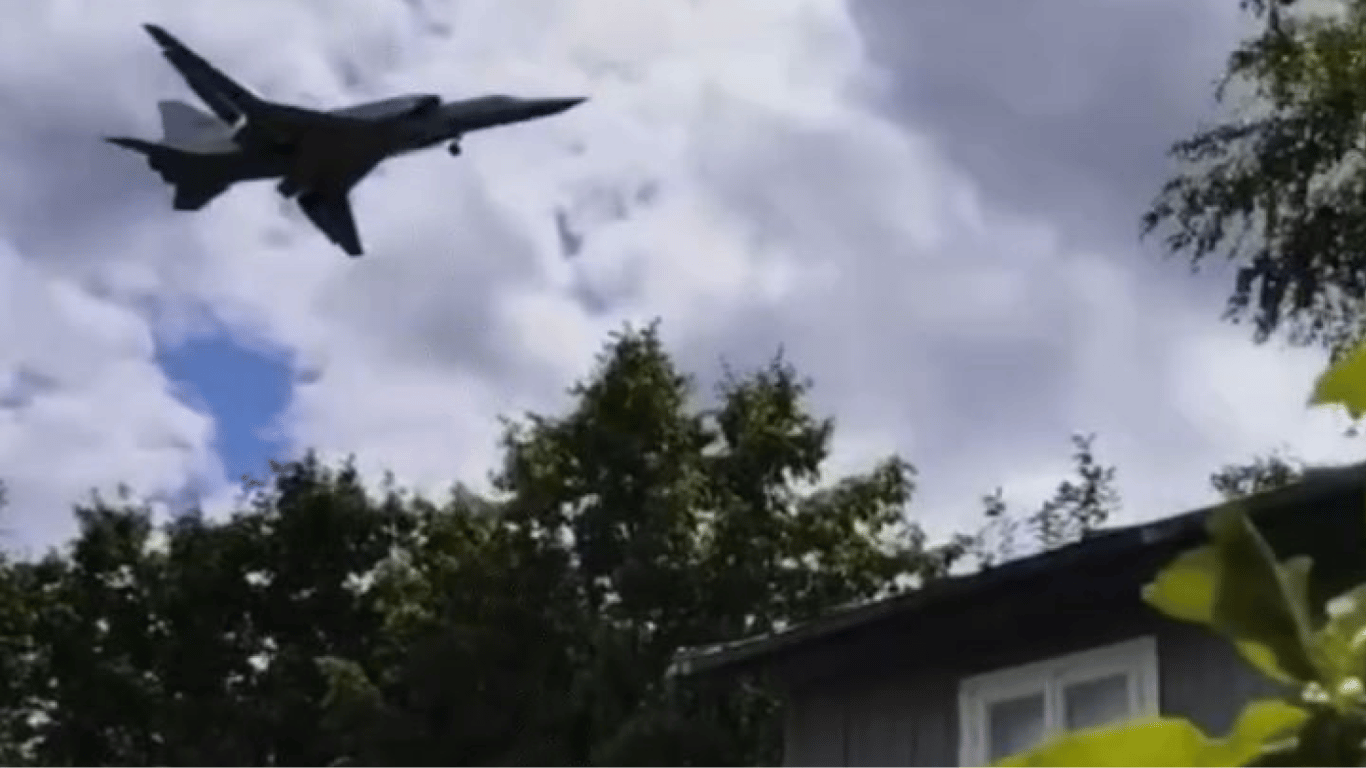 In Russland fiel eine russische Kampfdrone 'Altaire' auf ein Haus