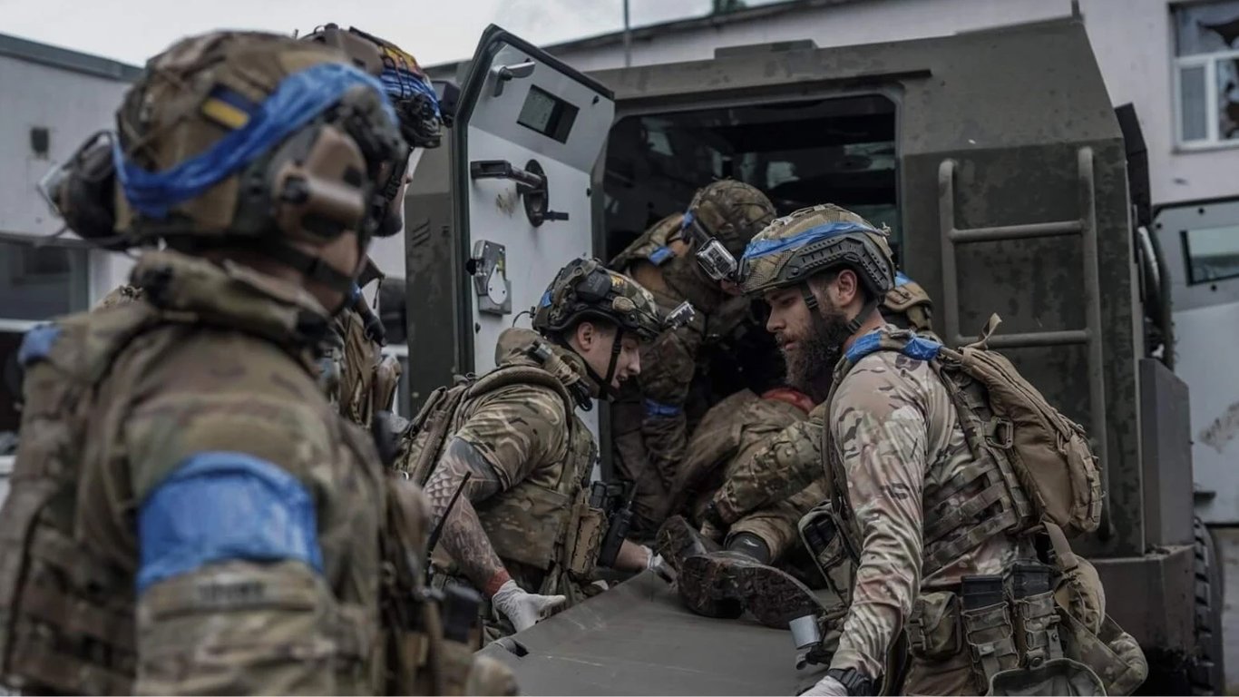 Drivers of equipment are invited to work at 'Azov' - what are the conditions