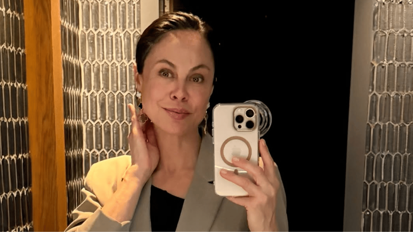 Klichko's ex-wife surprised with her look in a daring mini dress