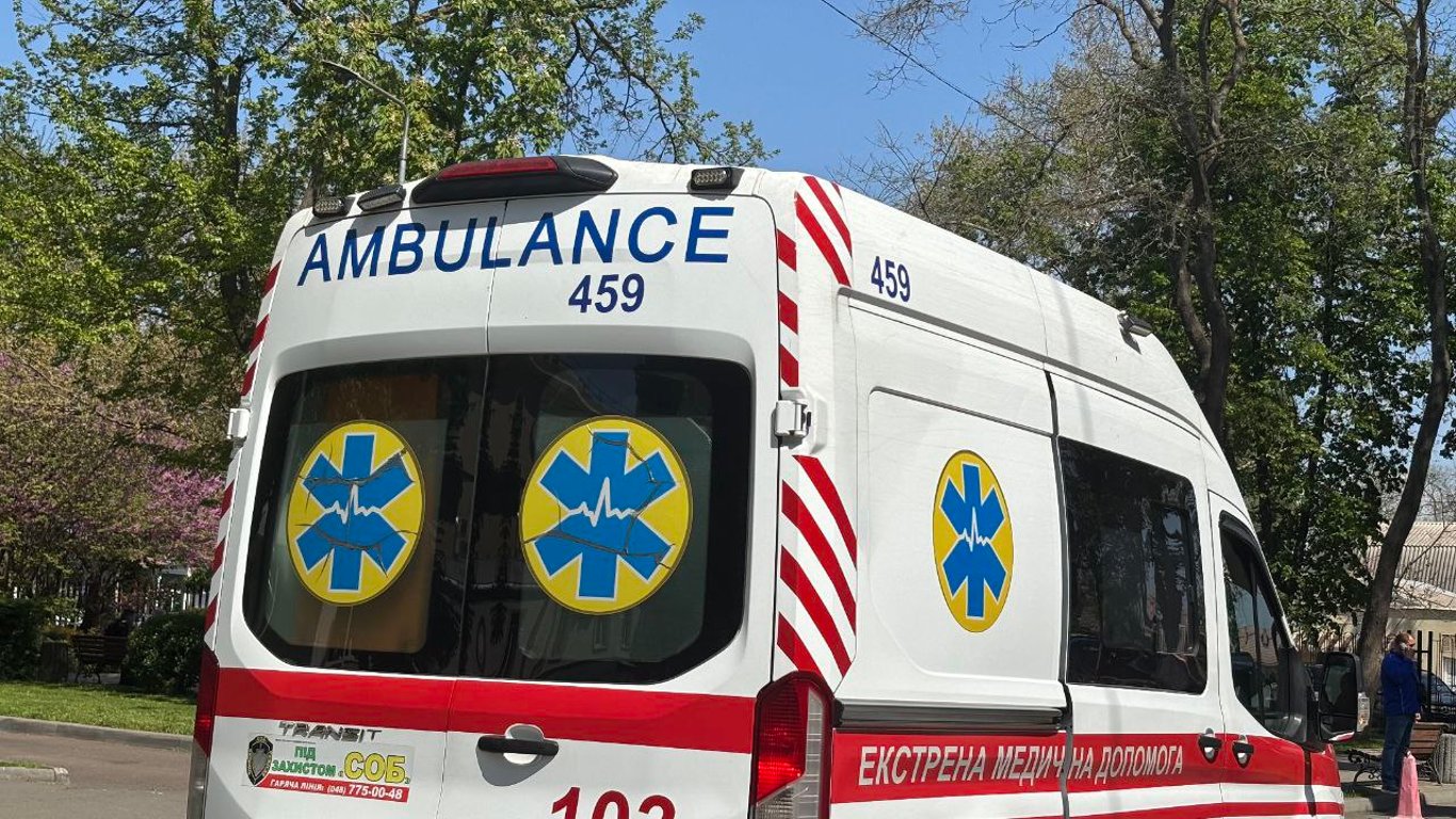 Ambulans w Odessie ledwie zdążył na wezwanie przez porzucone samochody