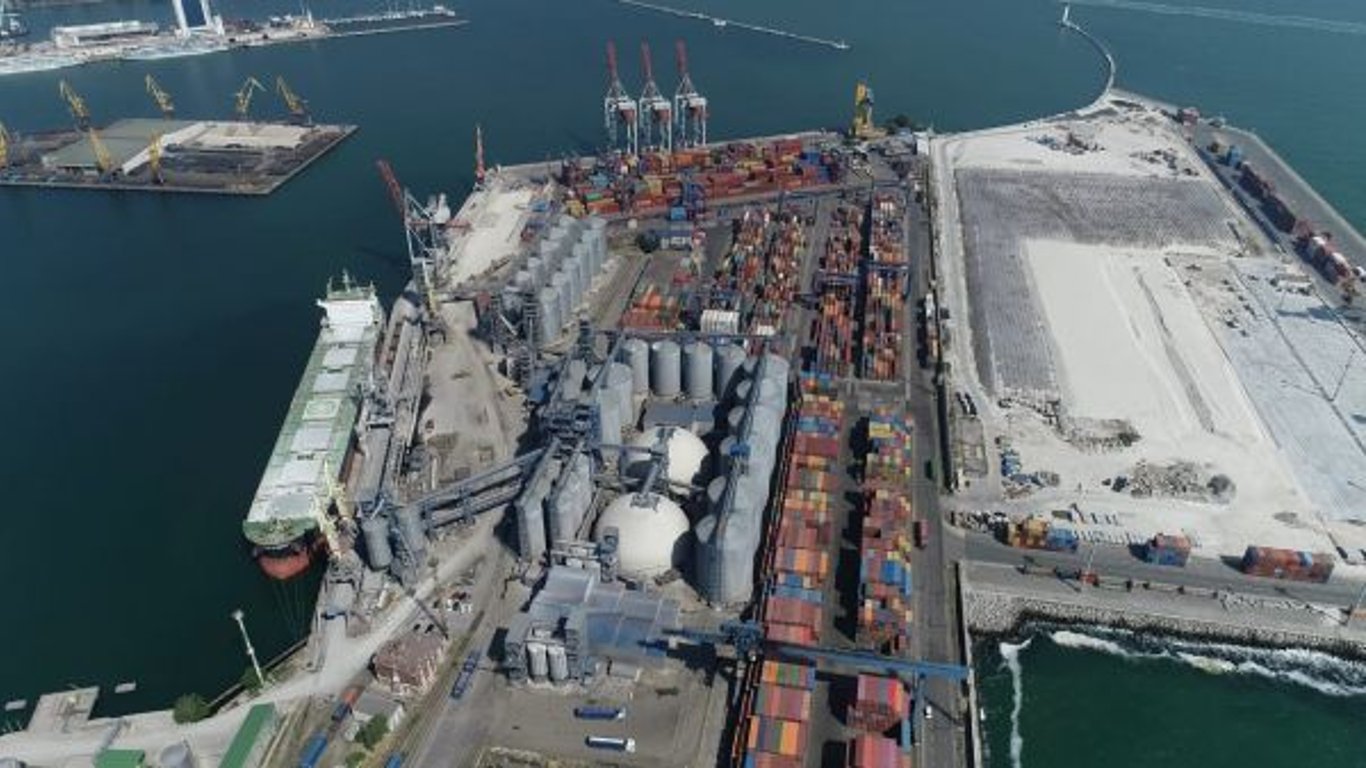 Amerikaner betreten den Hafen von Odessa - Gericht über das Terminal