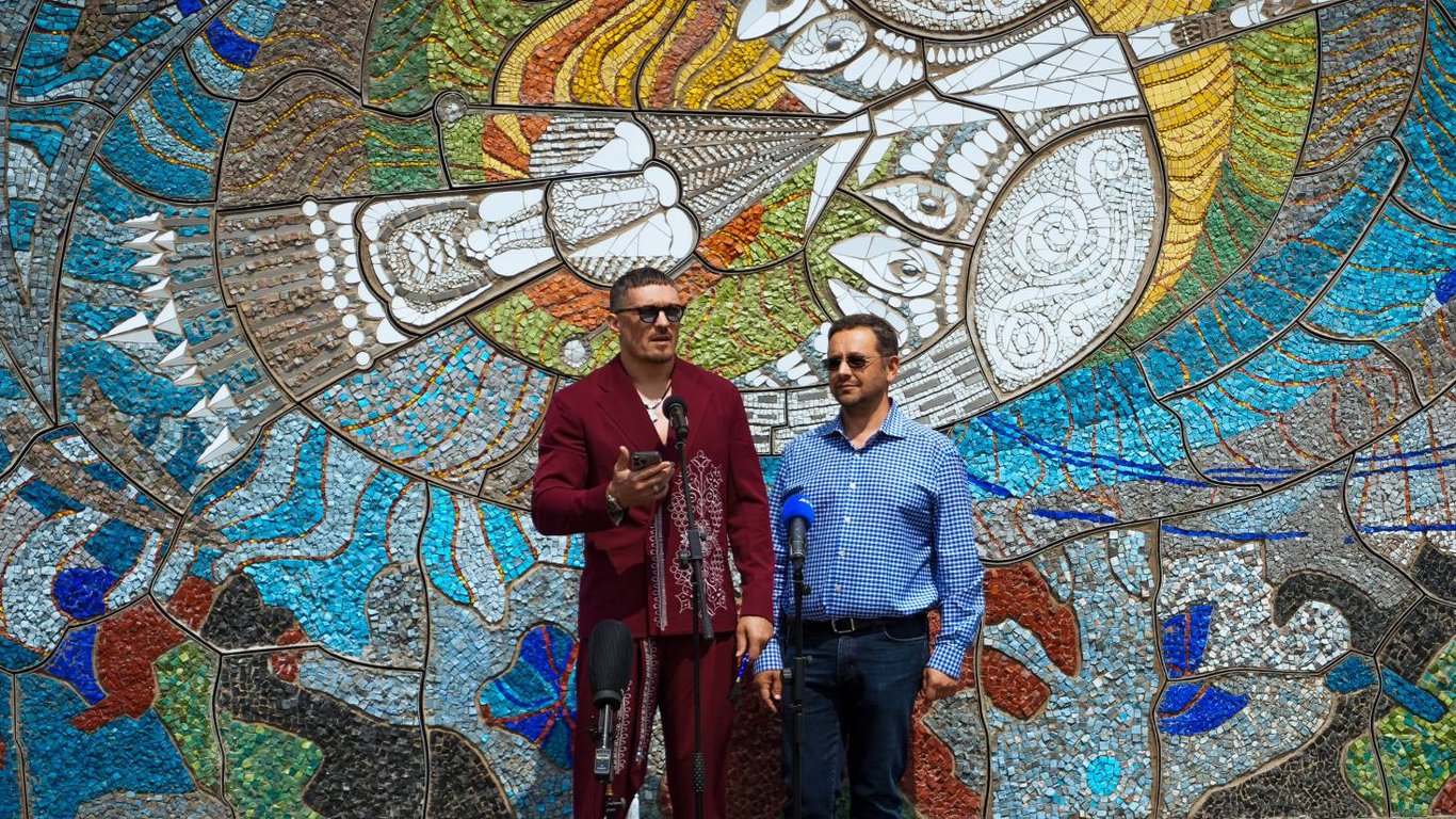Oleksandr Usyk präsentierte das Mosaik 'Boryviter' in London