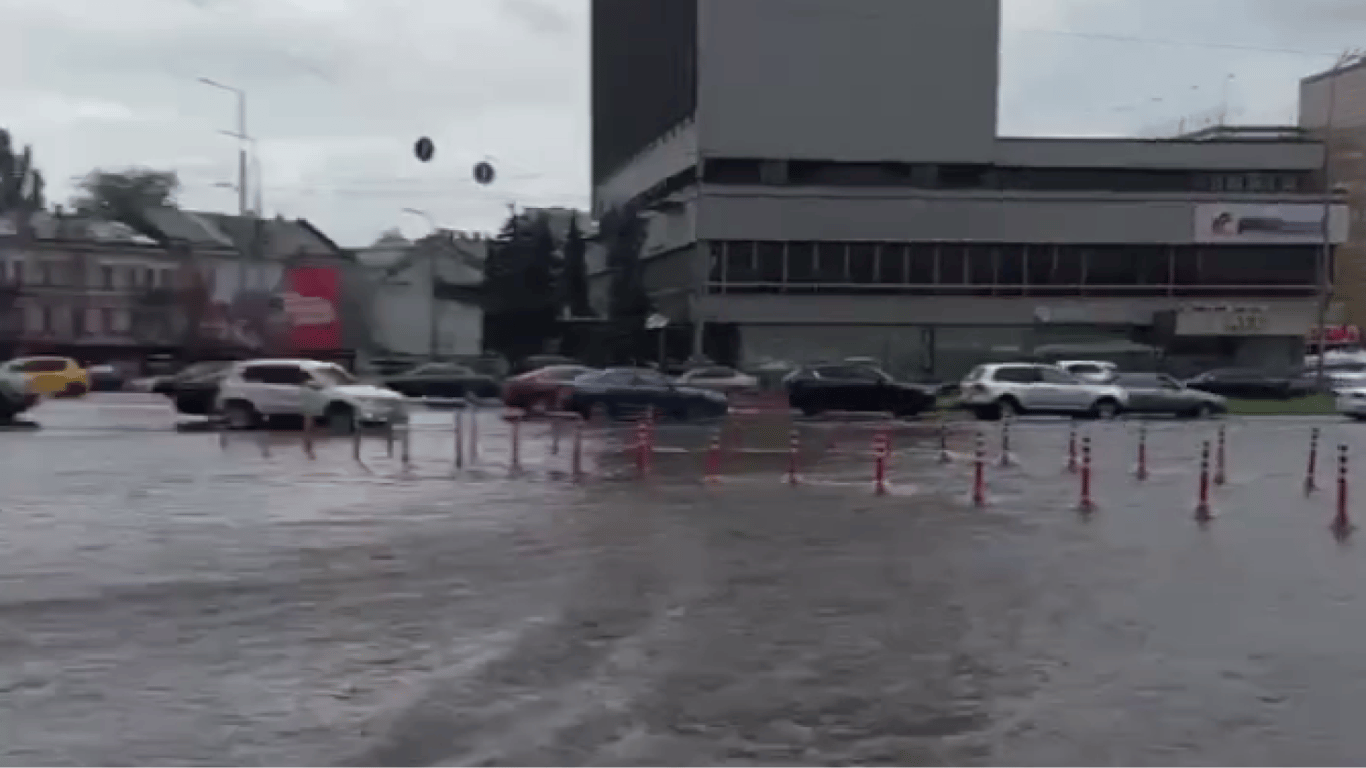 Ulice zamieniły się w rzeki — Kijów został zalany przez deszcz