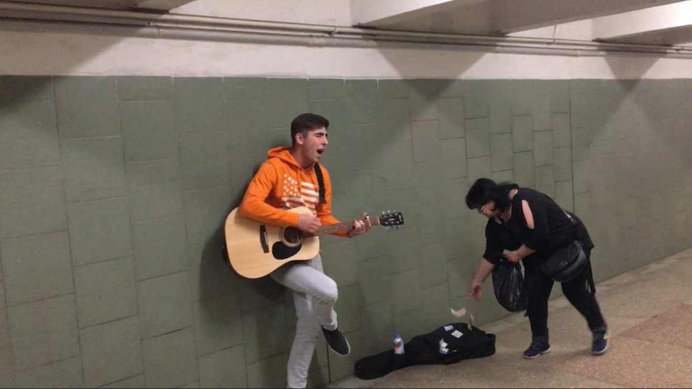 Mann sang russische Lieder in der U-Bahn – wie das Gericht ihn bestrafte