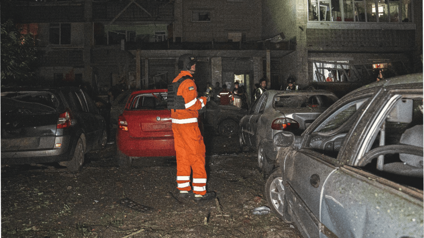 Ворог скинув КАБ на будинки у Сумах — кадри наслідків від ДСНС