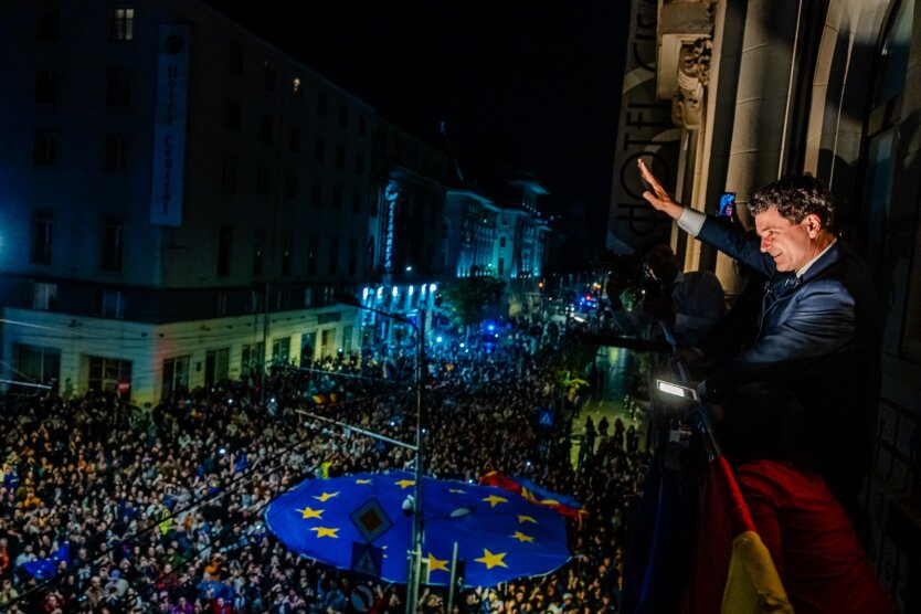 Зеленський привітав Нікушора Дана з перемогою на виборах президента Румунії